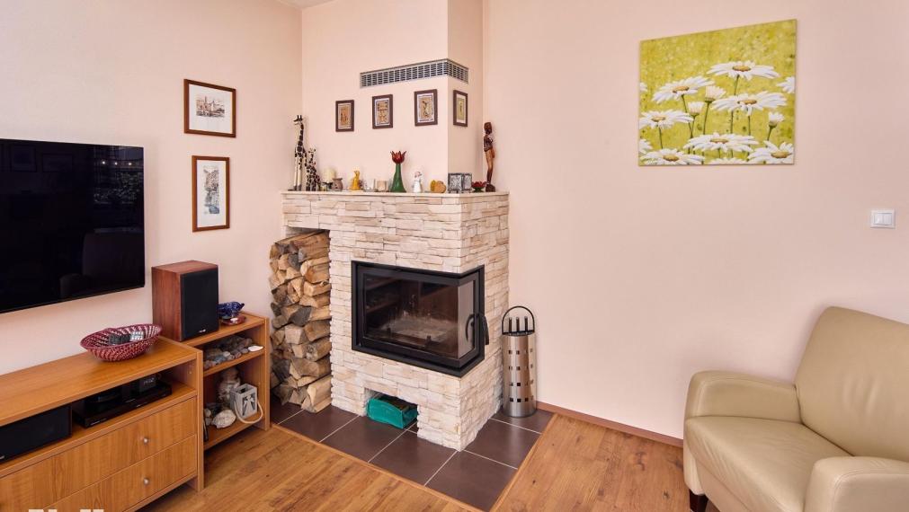 Neibrs | REZERVOVANÉ- 513 m2 záhrada, 4 izb RD  samostatný, garáž, altánok, v dome krb