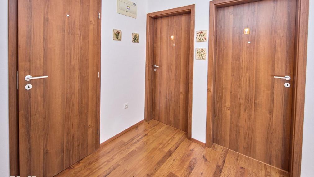 Neibrs | REZERVOVANÉ- 513 m2 záhrada, 4 izb RD  samostatný, garáž, altánok, v dome krb