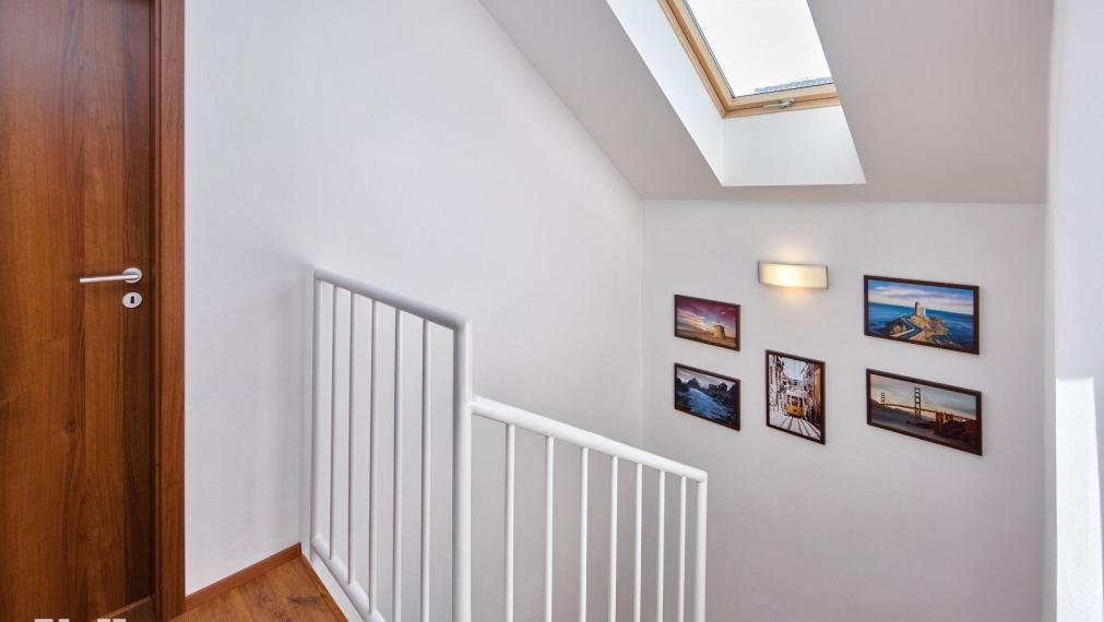 Neibrs | REZERVOVANÉ- 513 m2 záhrada, 4 izb RD  samostatný, garáž, altánok, v dome krb