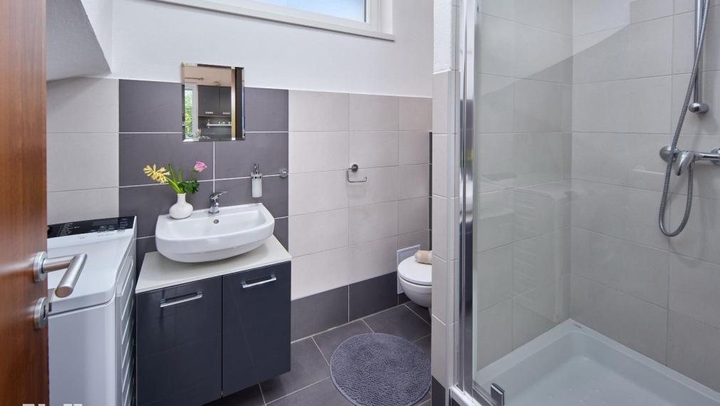 Neibrs | REZERVOVANÉ- 513 m2 záhrada, 4 izb RD  samostatný, garáž, altánok, v dome krb