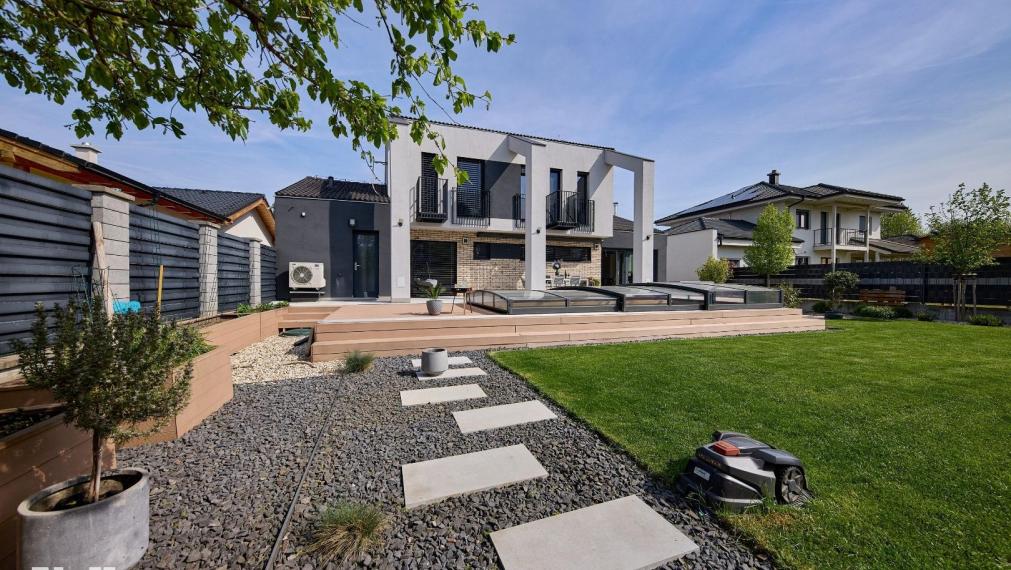 Neibrs | Krásny 5izb. dom, priestranný, krb, vonkajší bazén, krásna záhrada