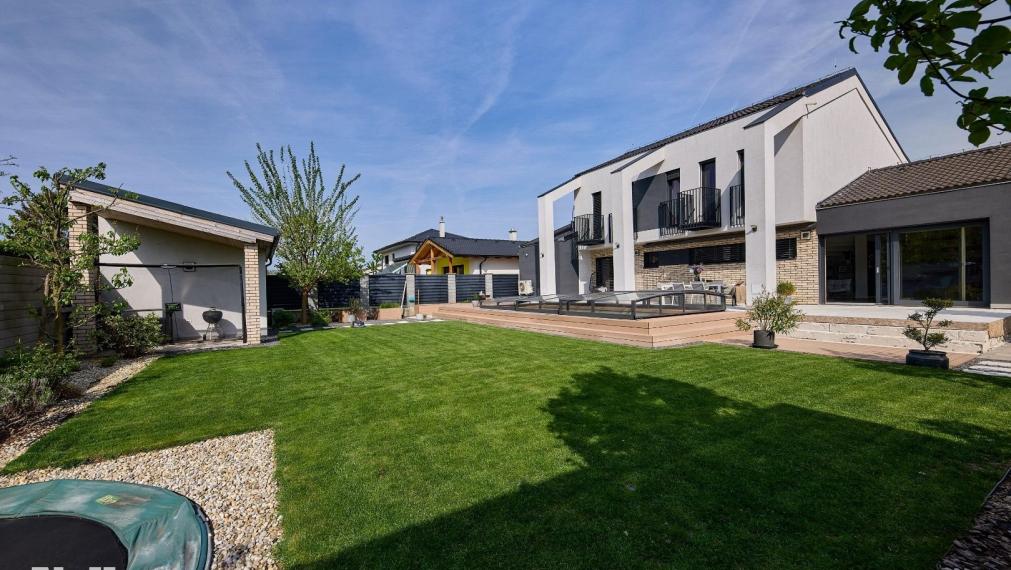 Neibrs | Krásny 5izb. dom, priestranný, krb, vonkajší bazén, krásna záhrada