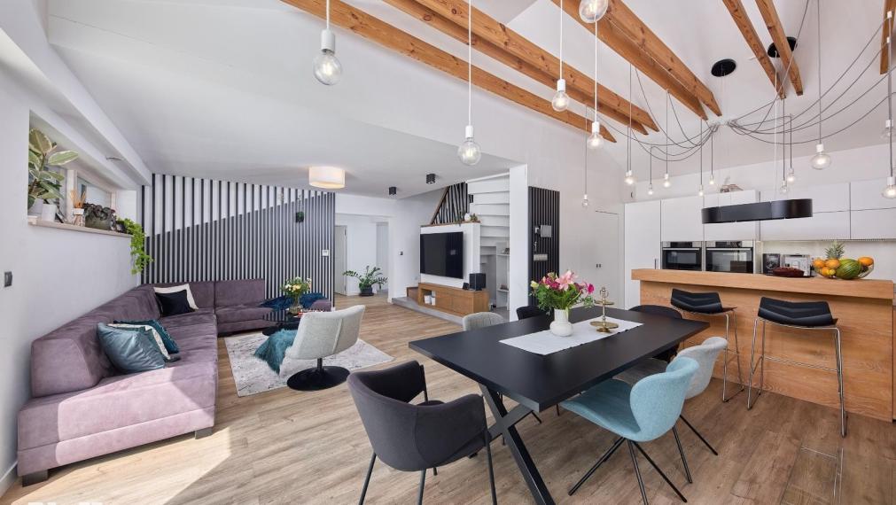 Neibrs | Krásny 5izb. dom, priestranný, krb, vonkajší bazén, krásna záhrada