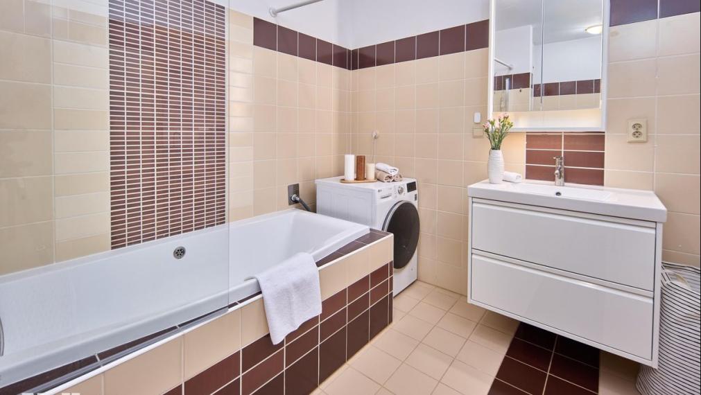 Neibrs | REZERVOVANÉ- 2 izb. byt s balkónom v staršej novostavbe, Budatínska ul. Petržalka