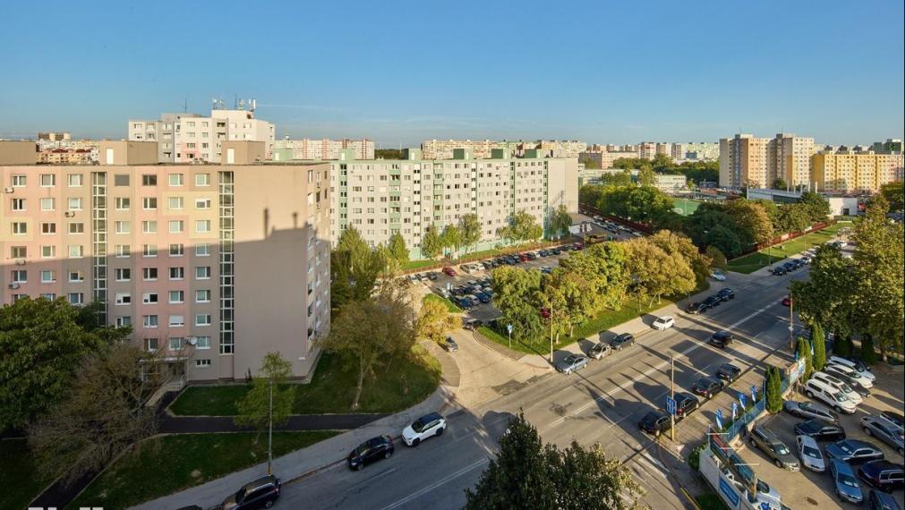 Neibrs | REZERVOVANÉ- 2 izb. byt s balkónom v staršej novostavbe, Budatínska ul. Petržalka