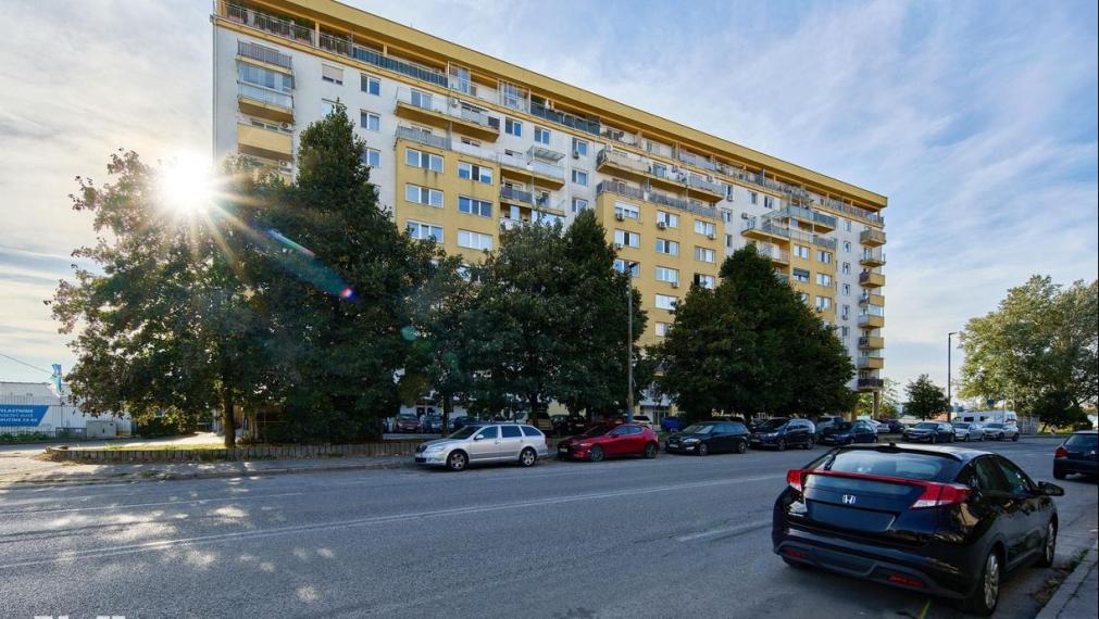 Neibrs | REZERVOVANÉ- 2 izb. byt s balkónom v staršej novostavbe, Budatínska ul. Petržalka