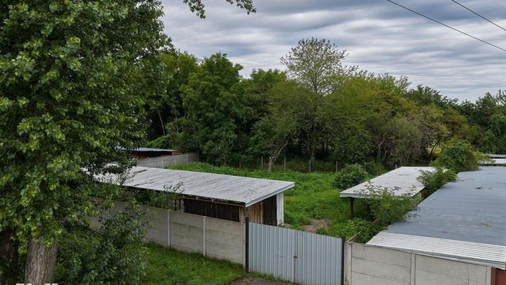 Neibrs | Exkluzívne na predaj pozemok na stavbu rekreačej  chaty, 811m2,  asfaltová prístupová cesta, voda, elektrina, Devínske jazero, Bratislava