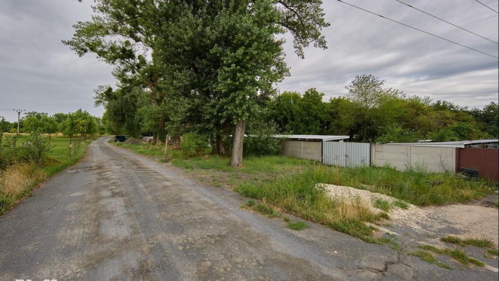 Neibrs | Exkluzívne na predaj pozemok na stavbu rekreačej  chaty, 811m2,  asfaltová prístupová cesta, voda, elektrina, Devínske jazero, Bratislava