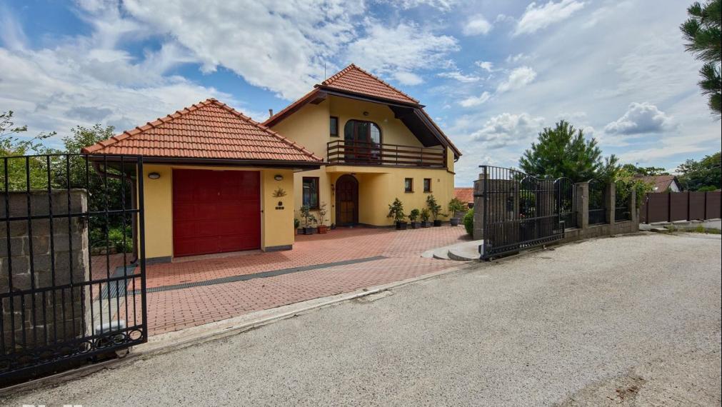 Neibrs | Exkluzívne na predaj luxusná vila s wellness, fitness, záhradou, bazénom, garážou, Chladná ul., Rača, Bartislava III