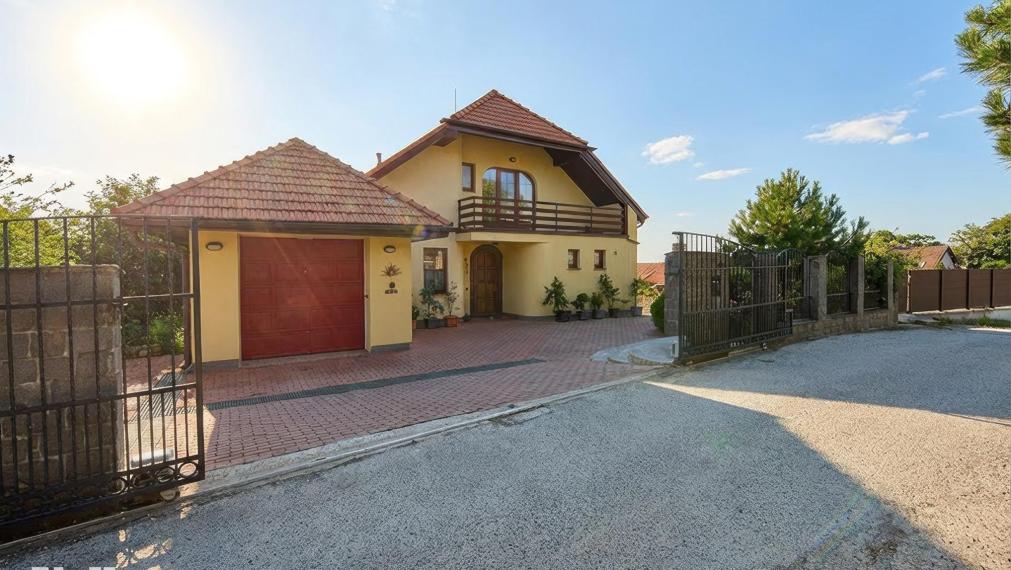 Neibrs | Exkluzívne na predaj luxusná vila s wellness, fitness, záhradou, bazénom, garážou, Chladná ul., Rača, Bartislava III