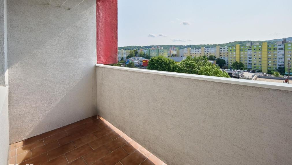 Neibrs | 4 izb. byt s loggiou na Nejedlého ul. v Dúbravke