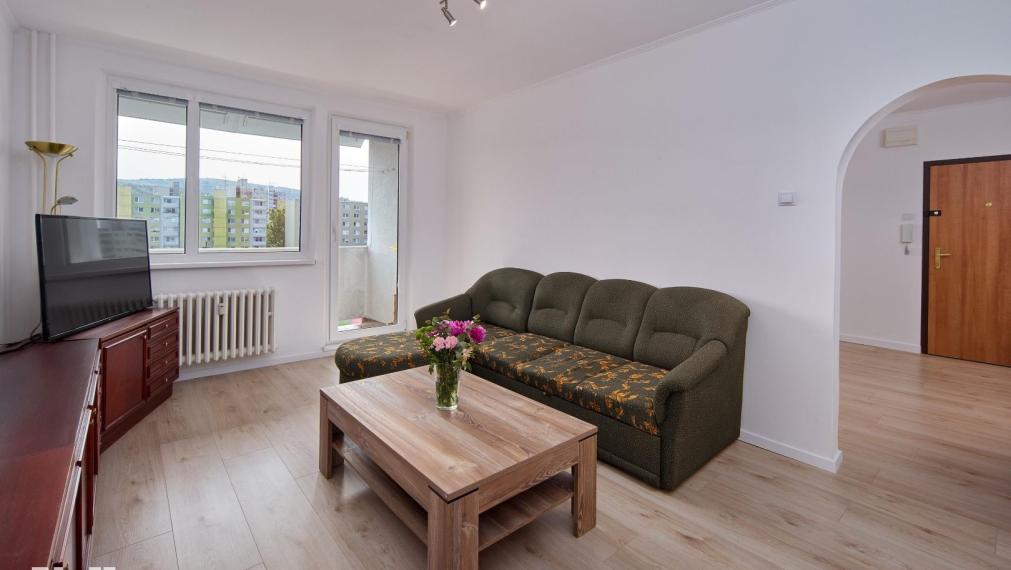 Neibrs | 4 izb. byt s loggiou na Nejedlého ul. v Dúbravke