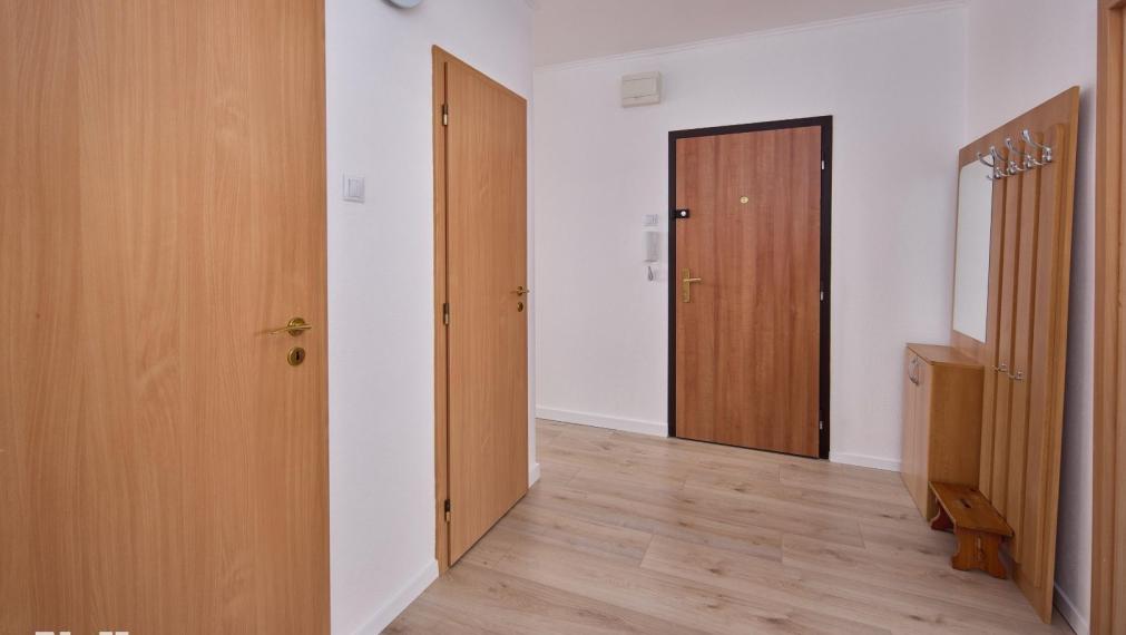 Neibrs | 4 izb. byt s loggiou na Nejedlého ul. v Dúbravke