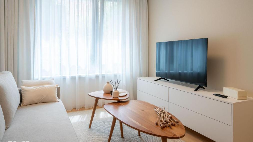 Neibrs|  Zariadená garsónka so šatníkom, úplne nová, vrátane energií a internetu