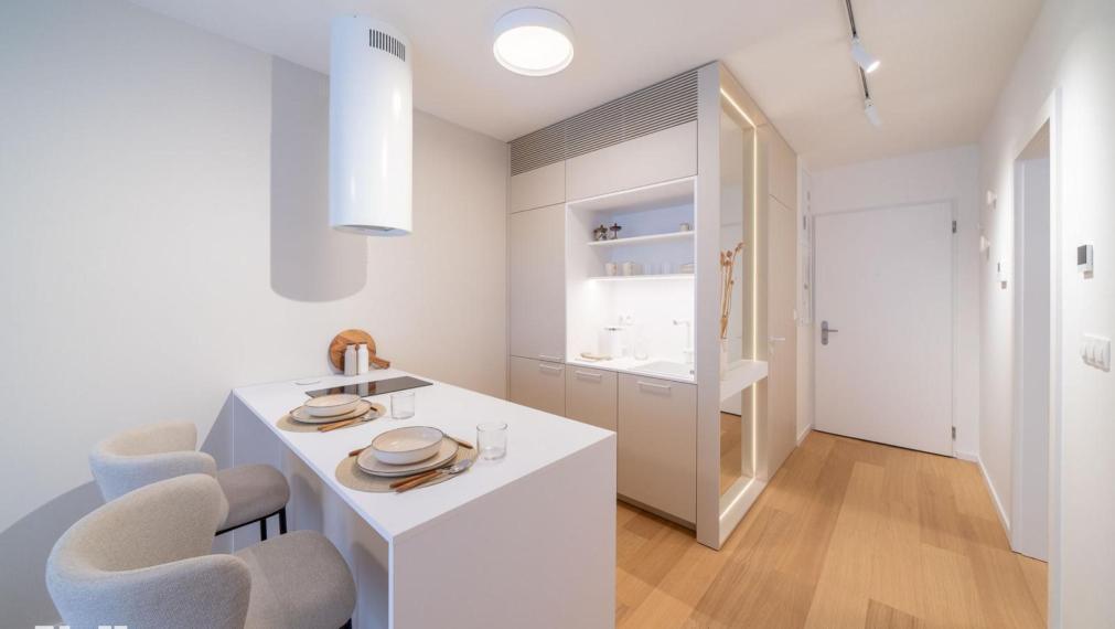 Neibrs|  Zariadená garsónka so šatníkom, úplne nová, vrátane energií a internetu