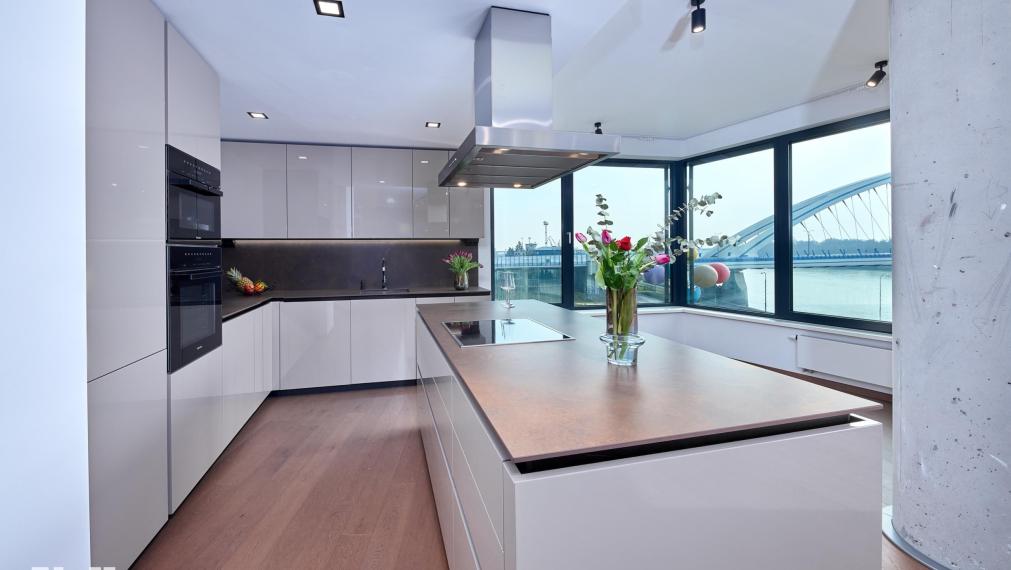 Neibrs | Eurovea Riverside | Prenájom luxusného 4- izbového bytu, 2x parking, 2x pivničná kobka