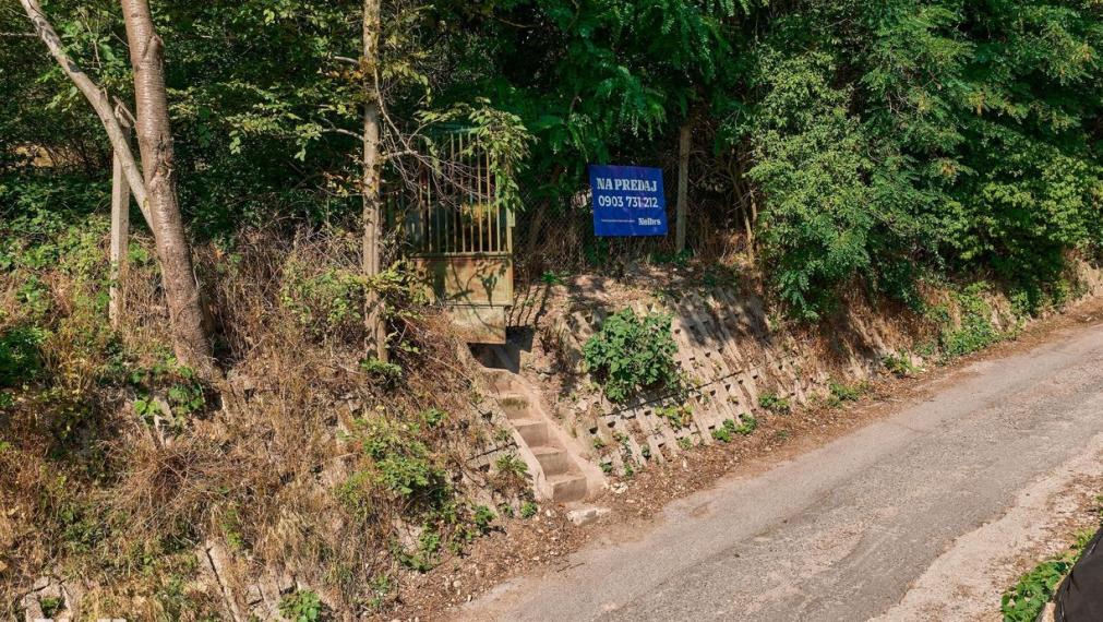 Neibrs | 1100m2 - Rača - výhľad na Bratislavu, dva vstupy na pozemok, vedľa lesa