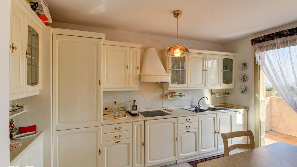 Neibrs | Na predaj tradičný provensálsky 3i byt, 78.5m2 s bazénom a výhľadom na more, Nice-Fabron, Francúzsko