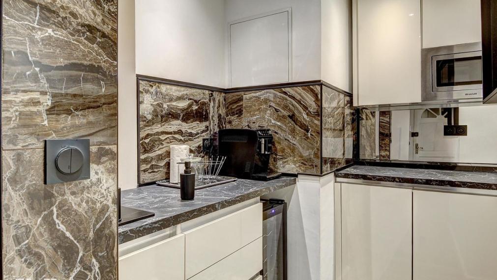 Neibrs | Na predaj výnimočný slnečný Loft s balkónom v srdci NICE pri mori, Quartier de Fleurs, NICE, Francúzsko