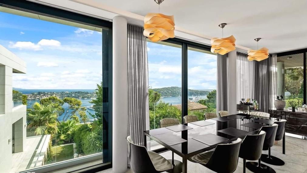 Neibrs | Na predaj nádherná vila pri mori v exkluzívnej lokalite, pozemok 1600 m2, bazén, garáž, parkovisko, Nice, Francúzsko