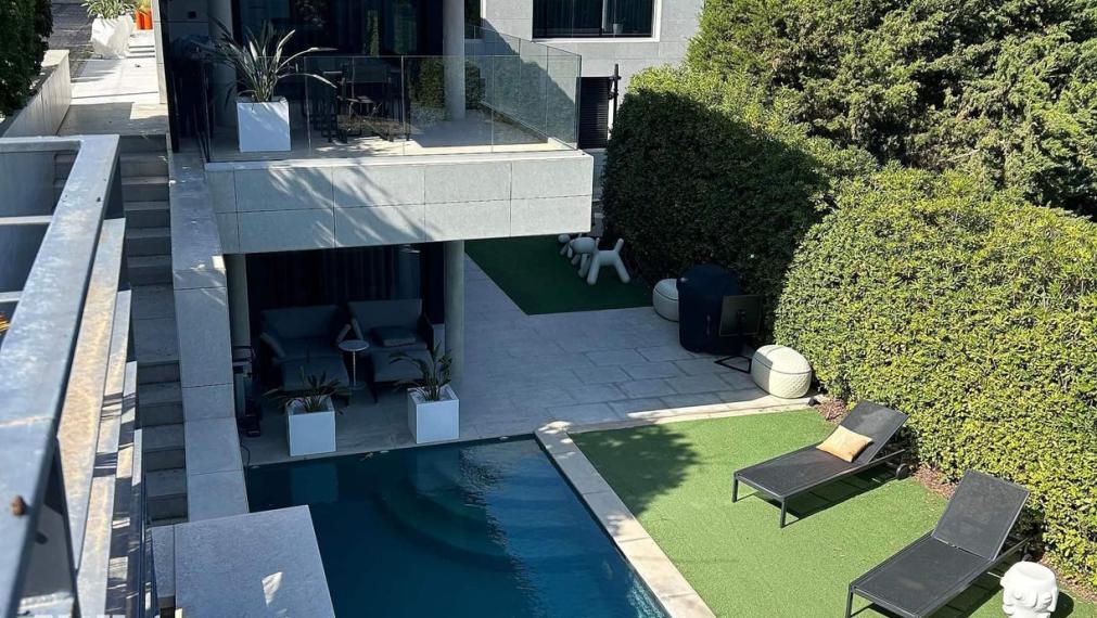 Neibrs | Na predaj nádherná vila pri mori v exkluzívnej lokalite, pozemok 1600 m2, bazén, garáž, parkovisko, Nice, Francúzsko