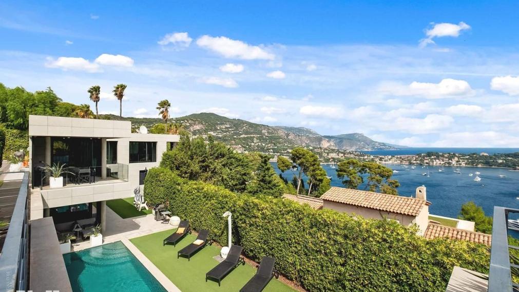 Neibrs | Na predaj nádherná vila pri mori v exkluzívnej lokalite, pozemok 1600 m2, bazén, garáž, parkovisko, Nice, Francúzsko
