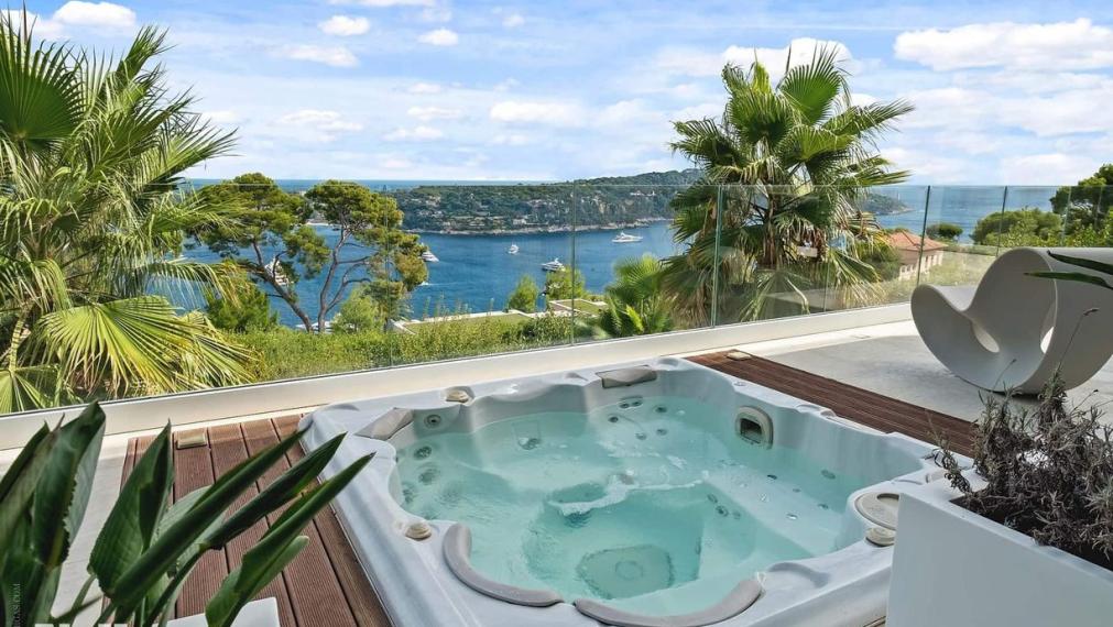 Neibrs | Na predaj nádherná vila pri mori v exkluzívnej lokalite, pozemok 1600 m2, bazén, garáž, parkovisko, Nice, Francúzsko