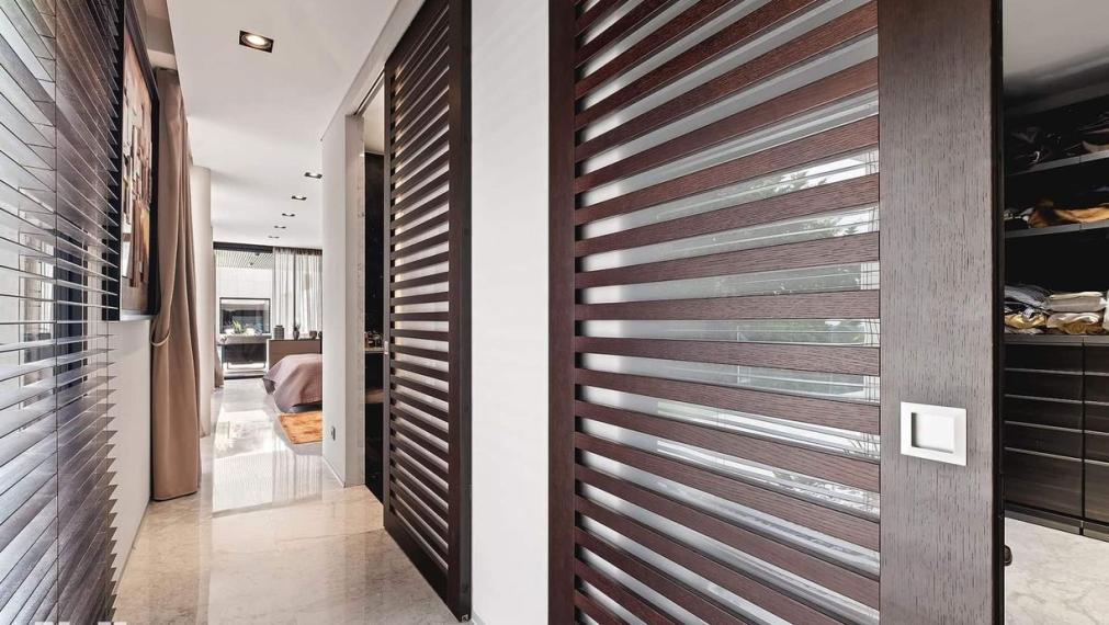 Neibrs | Na predaj nádherná vila pri mori v exkluzívnej lokalite, pozemok 1600 m2, bazén, garáž, parkovisko, Nice, Francúzsko