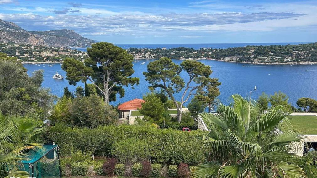 Neibrs | Na predaj nádherná vila pri mori v exkluzívnej lokalite, pozemok 1600 m2, bazén, garáž, parkovisko, Nice, Francúzsko