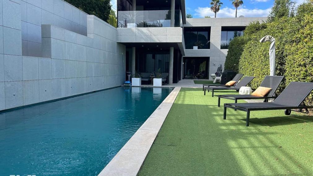 Neibrs | Na predaj nádherná vila pri mori v exkluzívnej lokalite, pozemok 1600 m2, bazén, garáž, parkovisko, Nice, Francúzsko