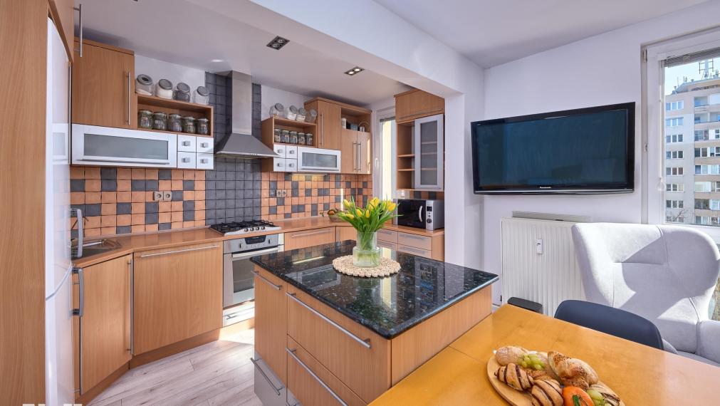 Neibrs | 3,5 izb.byt, Teplická ulica, 80 m2 plus zasklená loggia a balkón 