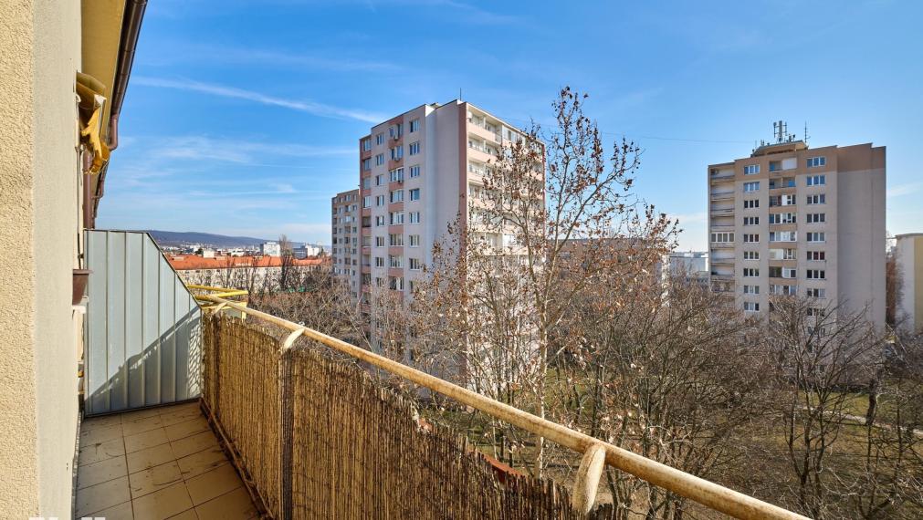 Neibrs | 3,5 izb.byt, Teplická ulica, 80 m2 plus zasklená loggia a balkón 