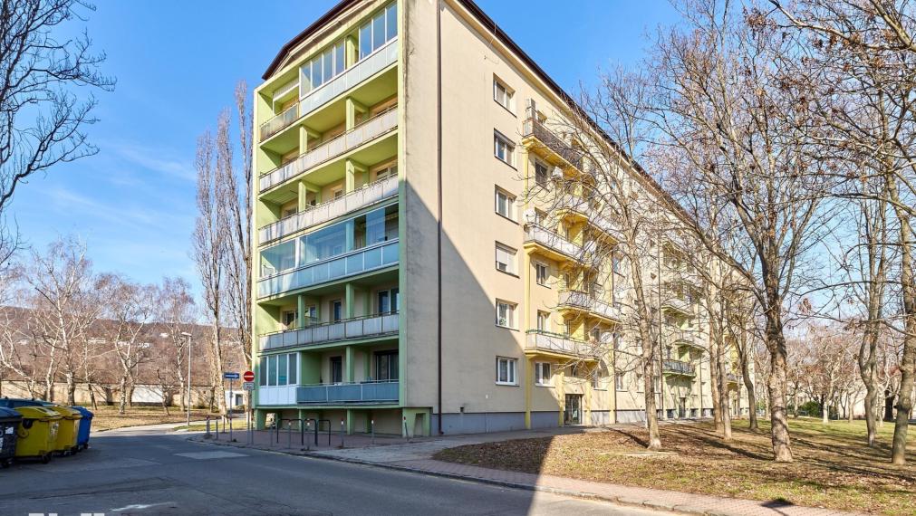 Neibrs | 3,5 izb.byt, Teplická ulica, 80 m2 plus zasklená loggia a balkón 