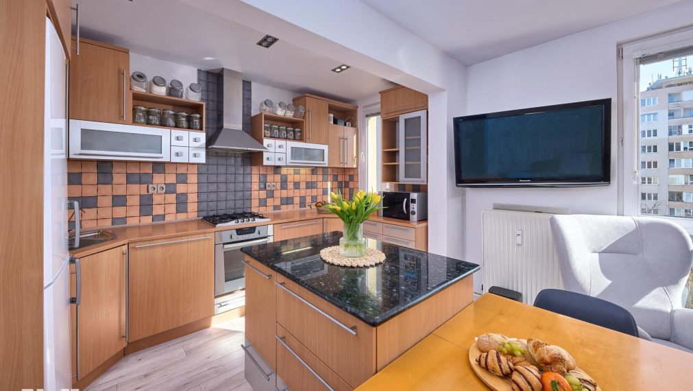 Neibrs | REZERVOVANÉ- 3,5 izb.byt, Teplická ulica, 80 m2 plus zasklená loggia a balkón 