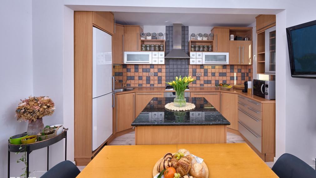 Neibrs | REZERVOVANÉ- 3,5 izb.byt, Teplická ulica, 80 m2 plus zasklená loggia a balkón 