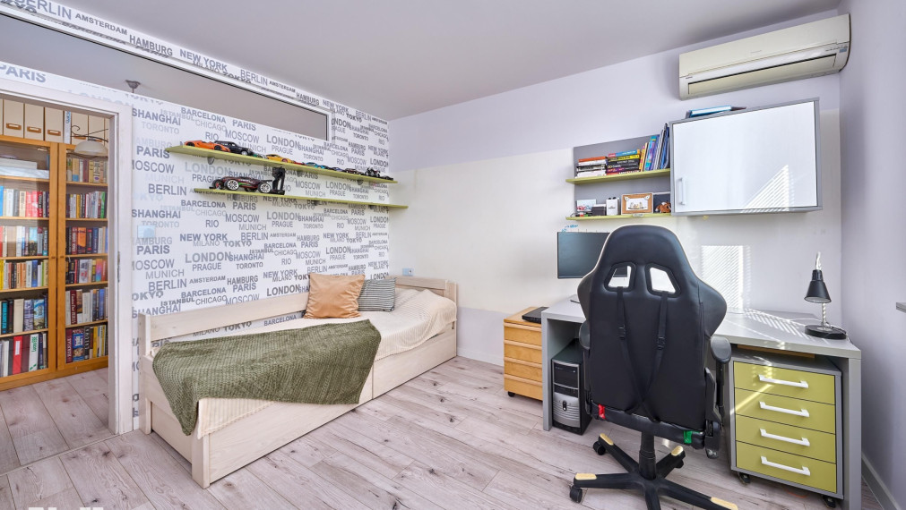 Neibrs | REZERVOVANÉ- 3,5 izb.byt, Teplická ulica, 80 m2 plus zasklená loggia a balkón 