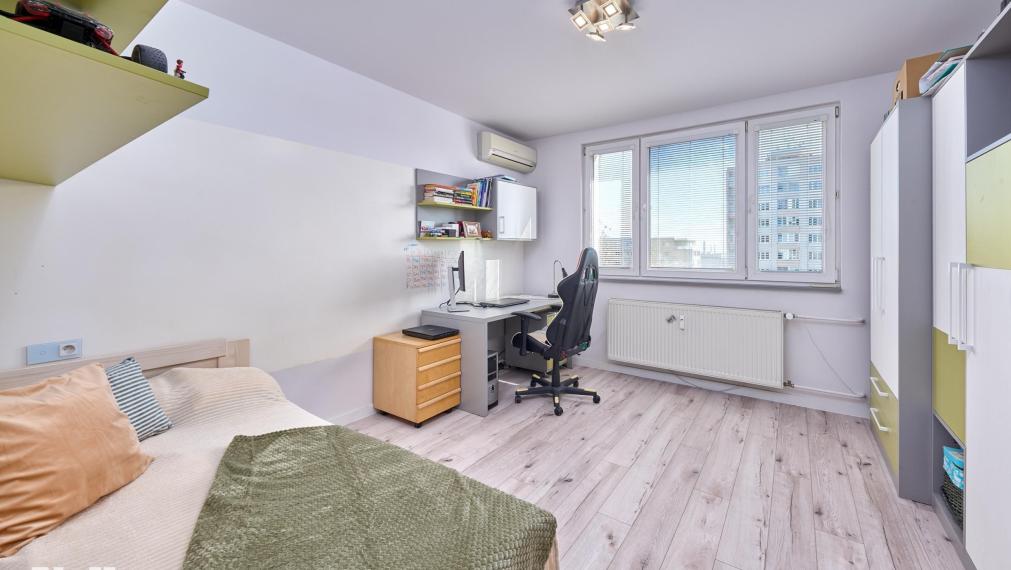 Neibrs | REZERVOVANÉ- 3,5 izb.byt, Teplická ulica, 80 m2 plus zasklená loggia a balkón 