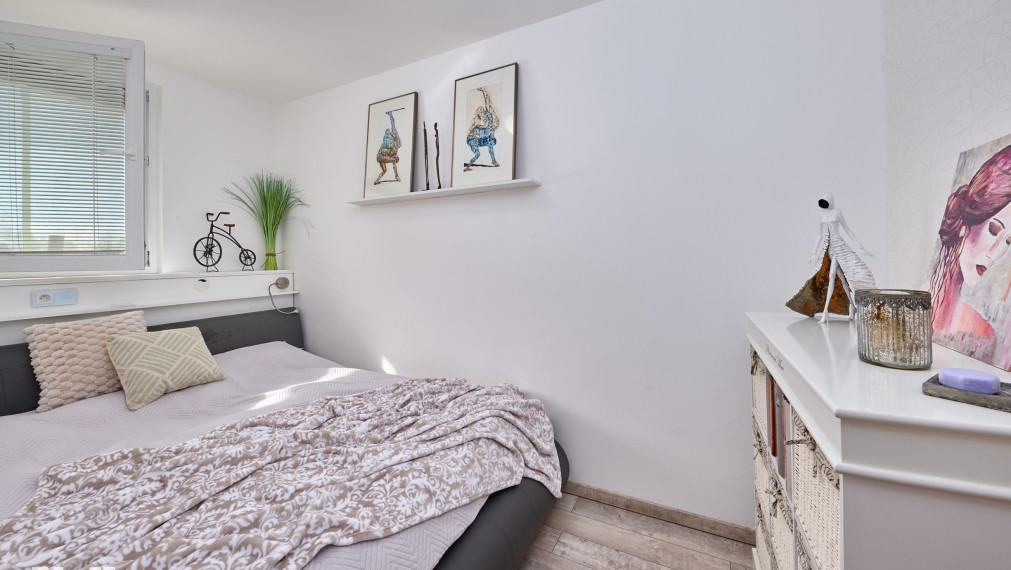 Neibrs | REZERVOVANÉ- 3,5 izb.byt, Teplická ulica, 80 m2 plus zasklená loggia a balkón 