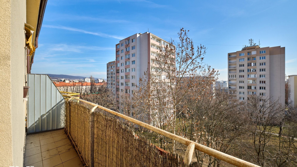 Neibrs | REZERVOVANÉ- 3,5 izb.byt, Teplická ulica, 80 m2 plus zasklená loggia a balkón 