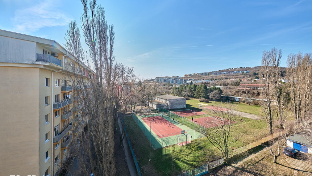 Neibrs | REZERVOVANÉ- 3,5 izb.byt, Teplická ulica, 80 m2 plus zasklená loggia a balkón 