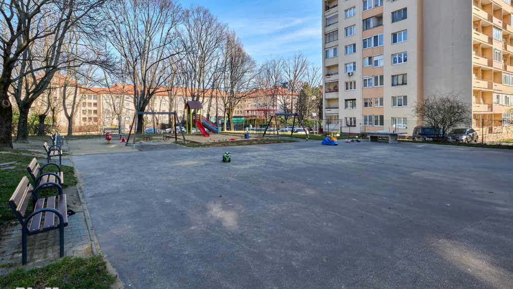 Neibrs | REZERVOVANÉ- 3,5 izb.byt, Teplická ulica, 80 m2 plus zasklená loggia a balkón 