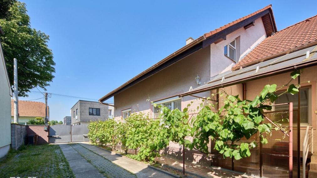 Neibrs | Na predaj 2 rodinné domy s garážou a samostatnou bytovou jednotkou, pozemok 1115 m2