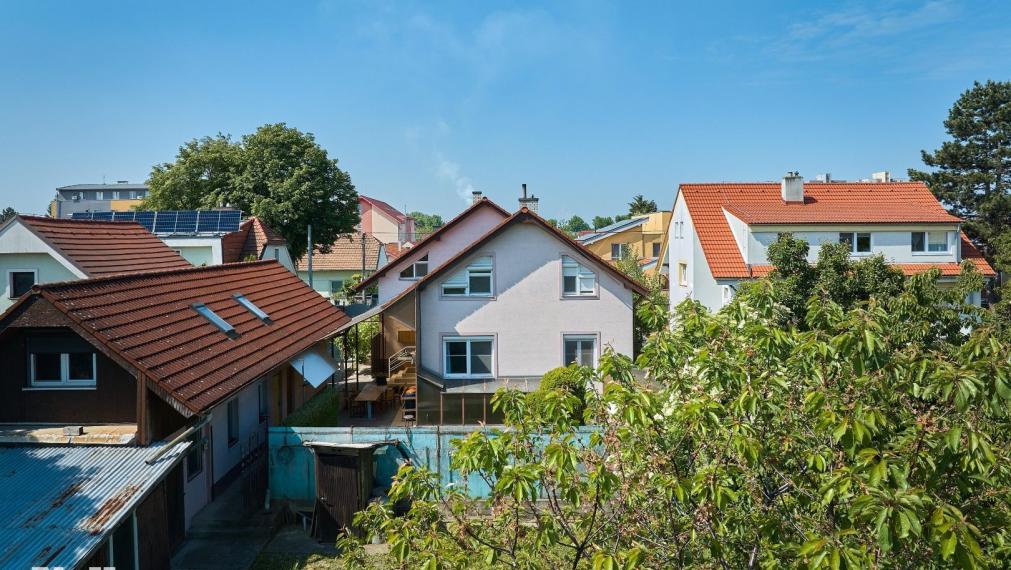 Neibrs | Na predaj 2 rodinné domy s garážou a samostatnou bytovou jednotkou, pozemok 1115 m2