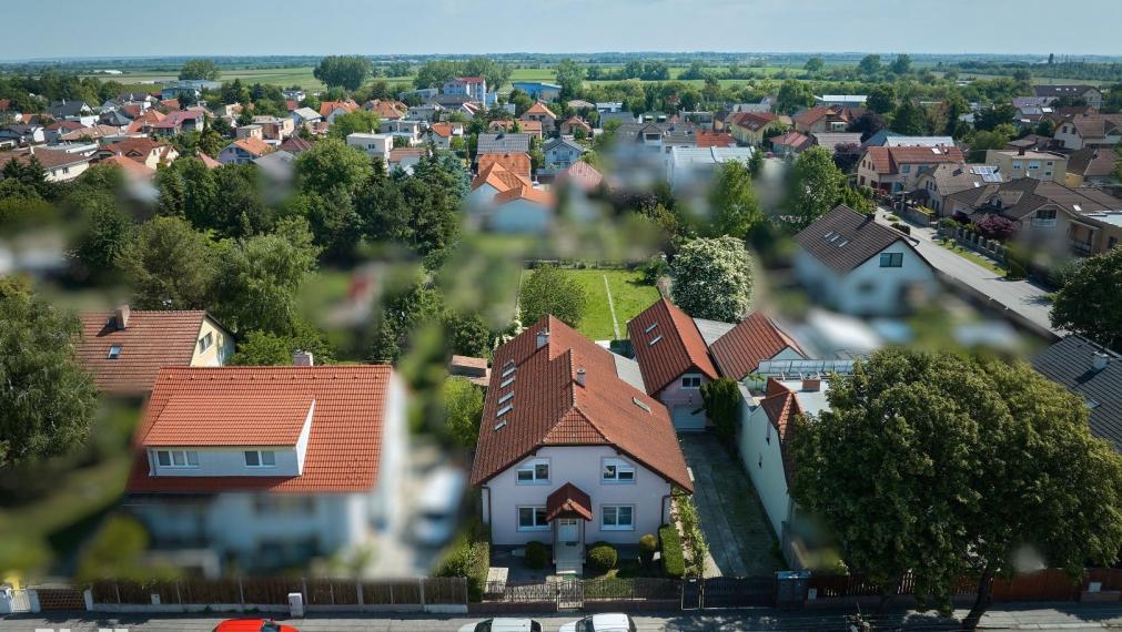 Neibrs | Na predaj 2 rodinné domy s garážou a samostatnou bytovou jednotkou, pozemok 1115 m2