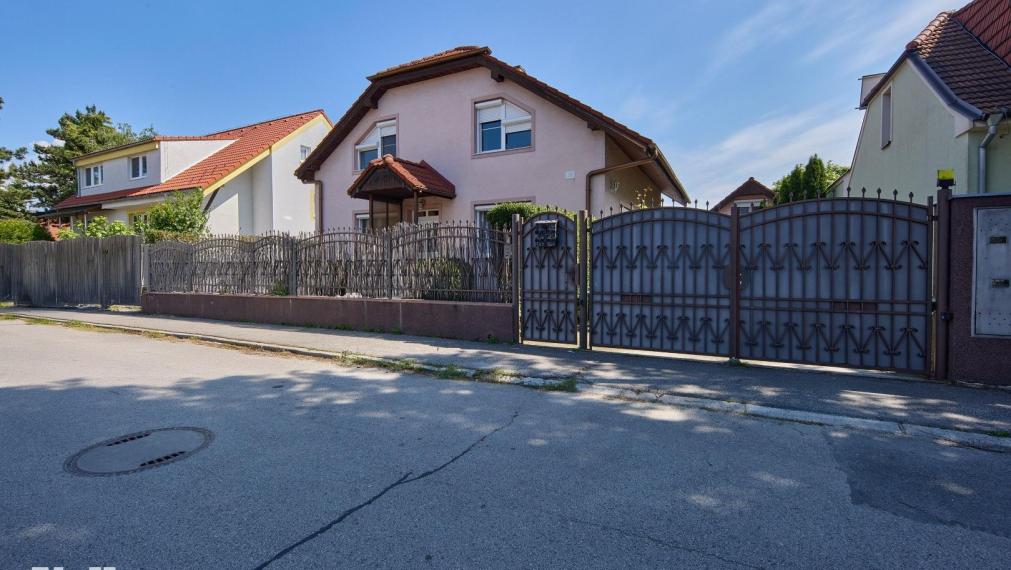 Neibrs | Na predaj 2 rodinné domy s garážou a samostatnou bytovou jednotkou, pozemok 1115 m2