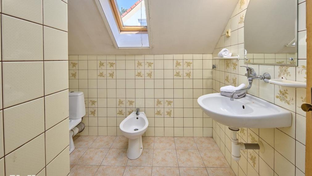 Neibrs | Na predaj 2 rodinné domy s garážou a samostatnou bytovou jednotkou, pozemok 1115 m2