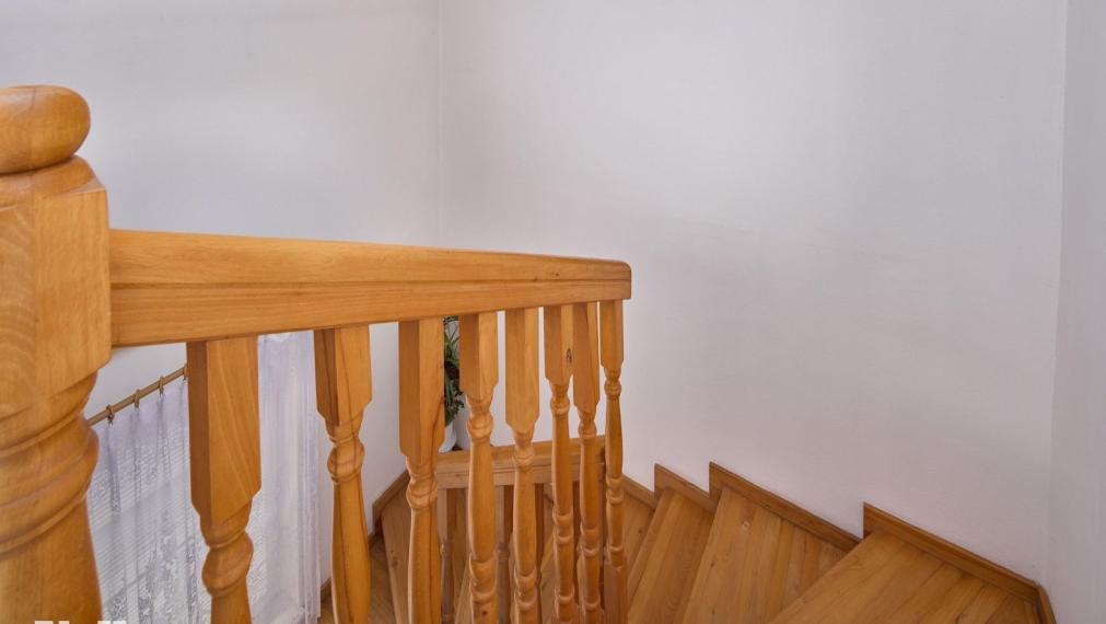 Neibrs | Na predaj 2 rodinné domy s garážou a samostatnou bytovou jednotkou, pozemok 1115 m2