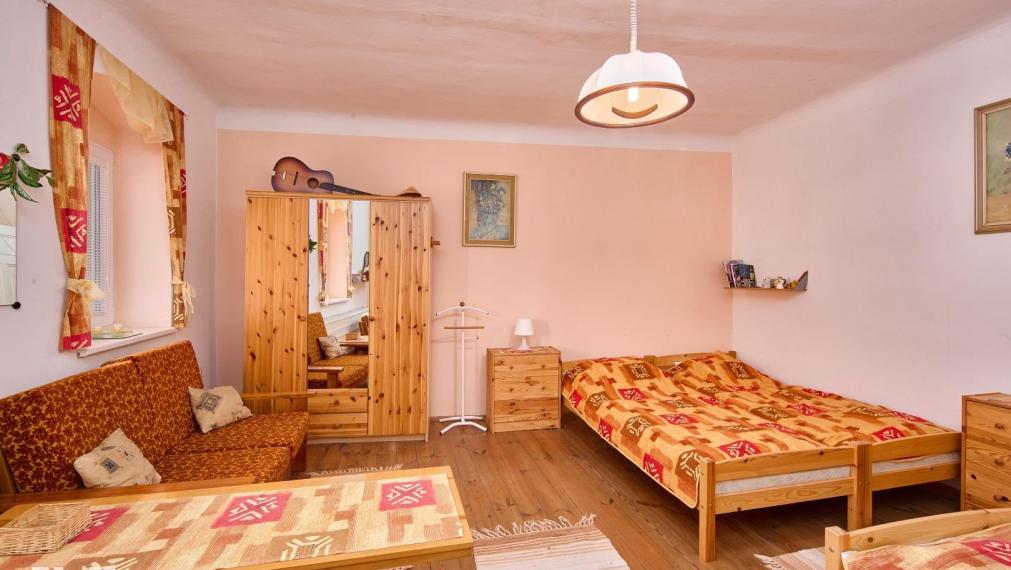 Neibrs | Na predaj 5izb RD s príslušenstvom, stodolou, kanalizácia, s veľkým pozemkom 2549 m2