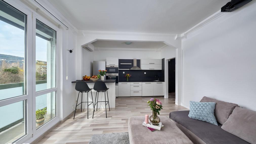 Neibrs | 2,5 izb. byt oproti Figaru,čiastočná rekonštrukcia, loggia aj balkón