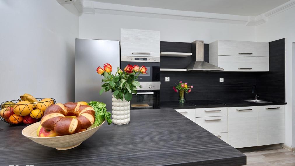 Neibrs | 2,5 izb. byt oproti Figaru,čiastočná rekonštrukcia, loggia aj balkón